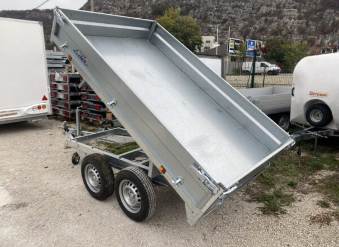 Remorque benne hydraulique Lider 39600, 256 × 148 cm, PTAC 2 500 kg, freinée.